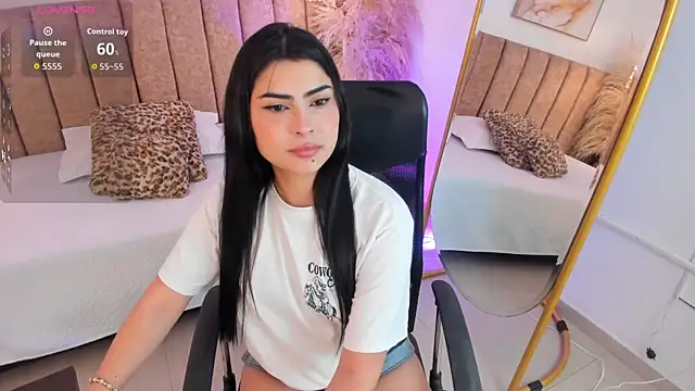 Snapshot of SofiVelvet_ chatting on May 4, 2026, 1:25 pm SofiVelvet online show from May 4, 2026, 1:25 pm