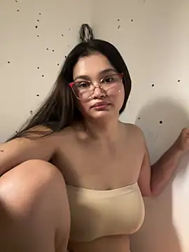 Snapshot of Lily____ chatting on July 18, 2026, 11:24 pm Lily online show from July 18, 2026, 11:24 pm