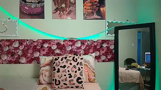 Snapshot of EnchantingLisa chatting on June 2, 2026, 4:34 am EnchantingLisa online show from June 2, 2026, 4:34 am