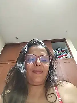Snapshot of Bella_Morena27 chatting on June 1, 2026, 1:28 am Bella Morena27 online show from June 1, 2026, 1:28 am