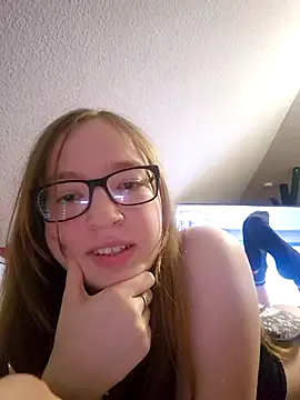 Freaky-Doll online show from May 28, 2026, 9:32 pm