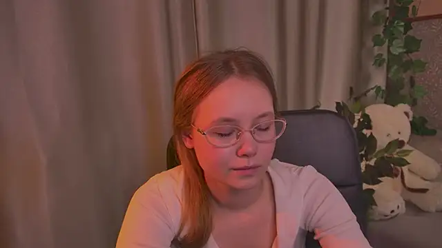FloraLarsson online show from June 5, 2026, 6:52 am