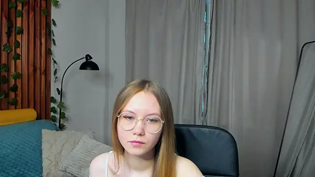 FloraLarsson online show from May 14, 2026, 3:36 am