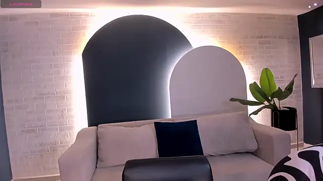 LoiseHarper online show from June 17, 2026, 4:01 am