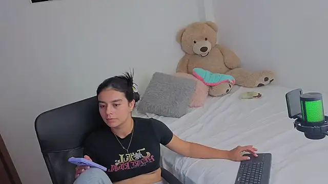 Snapshot of valerihouse_ chatting on May 20, 2026, 12:40 am valerihouse online show from May 20, 2026, 12:40 am