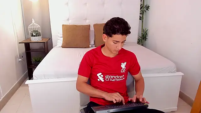 Snapshot of Alejo-and-Thiago chatting on June 16, 2026, 12:16 pm Alejo-and-Thiago online show from June 16, 2026, 12:16 pm