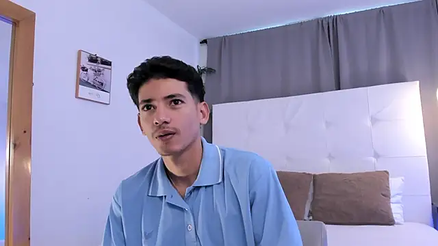 Snapshot of Alejo-and-Thiago chatting on July 14, 2026, 12:33 pm Alejo-and-Thiago online show from July 14, 2026, 12:33 pm