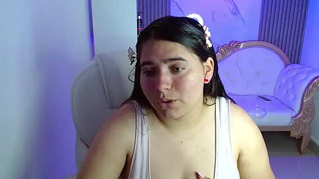 Snapshot of Laurha_ chatting on June 1, 2026, 7:57 pm Laurha online show from June 1, 2026, 7:57 pm