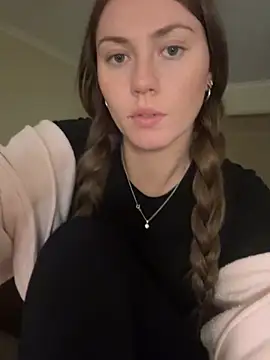 daisycollins online show from June 8, 2026, 11:11 am