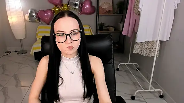 Kira Limerd online show from May 4, 2026, 1:14 pm