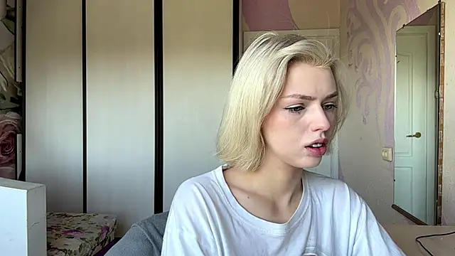 ScarlettRosy online show from June 9, 2026, 4:46 am