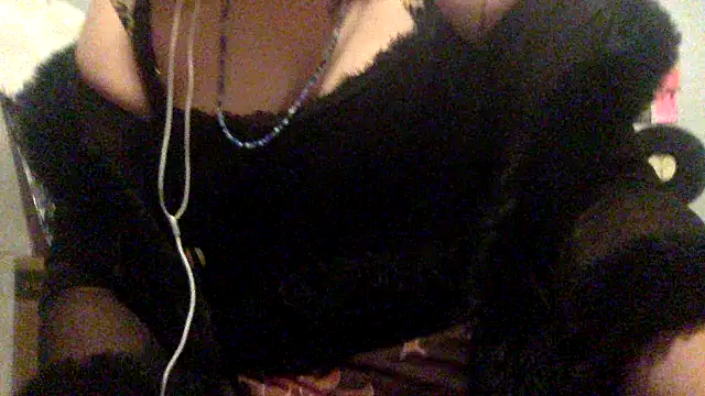 moniqueisalovergirl online show from May 4, 2026, 2:04 am
