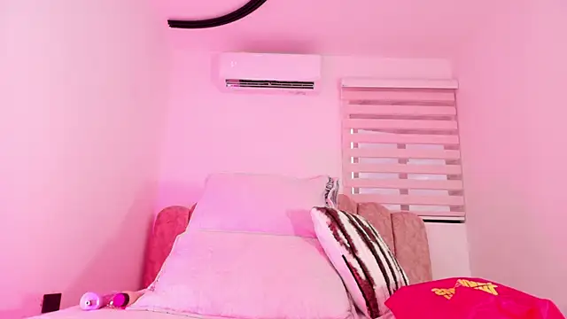 Snapshot of Malaia_thompson_ chatting on August 6, 2026, 12:00 pm Malaia thompson online show from August 6, 2026, 12:00 pm