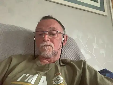 Snapshot of Moonraker64 chatting on May 27, 2026, 7:32 pm Moonraker64 online show from May 27, 2026, 7:32 pm