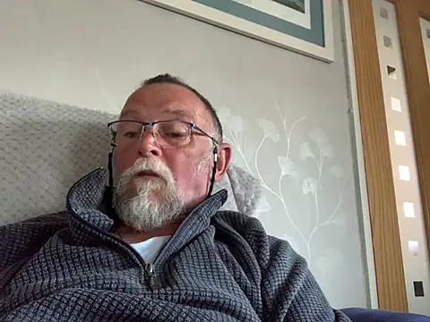 Snapshot of Moonraker64 chatting on May 5, 2026, 7:06 pm Moonraker64 online show from May 5, 2026, 7:06 pm