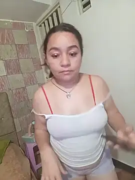 chicatraviesa24 online show from June 14, 2026, 2:24 am
