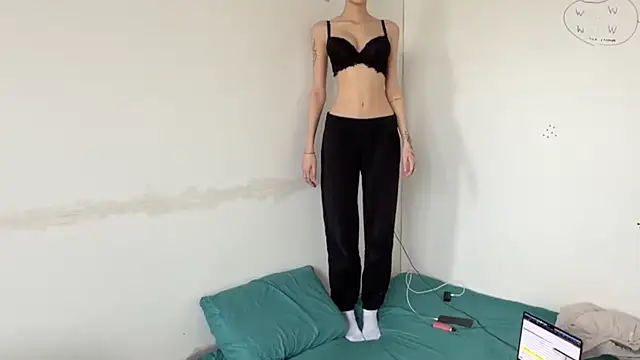 Somelia Mak online show from May 3, 2026, 1:25 pm