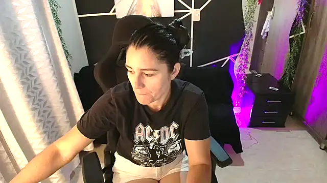 LUCYMILF SEXY online show from May 17, 2026, 2:17 pm