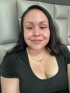 KeniaLuna online show from July 28, 2026, 7:39 pm