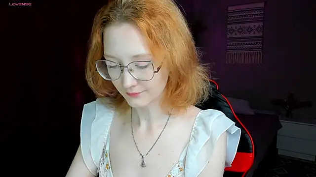 Snapshot of LunaTerry chatting on June 10, 2026, 7:42 am LunaTerry online show from June 10, 2026, 7:42 am