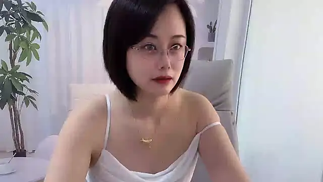 Naomi Z online show from June 1, 2026, 11:37 pm