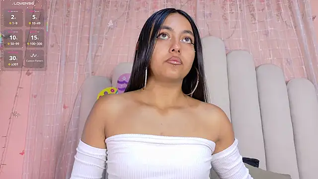 Snapshot of Hollyyqueen_ chatting on June 17, 2026, 7:35 pm Hollyyqueen online show from June 17, 2026, 7:35 pm