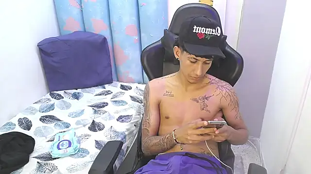 Snapshot of liam_play chatting on June 1, 2026, 8:47 am liam play online show from June 1, 2026, 8:47 am