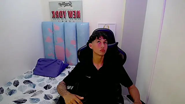 Snapshot of liam_play chatting on May 8, 2026, 2:48 am liam play online show from May 8, 2026, 2:48 am
