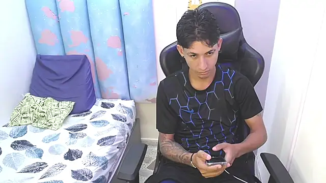 Snapshot of liam_play chatting on May 26, 2026, 12:09 am liam play online show from May 26, 2026, 12:09 am
