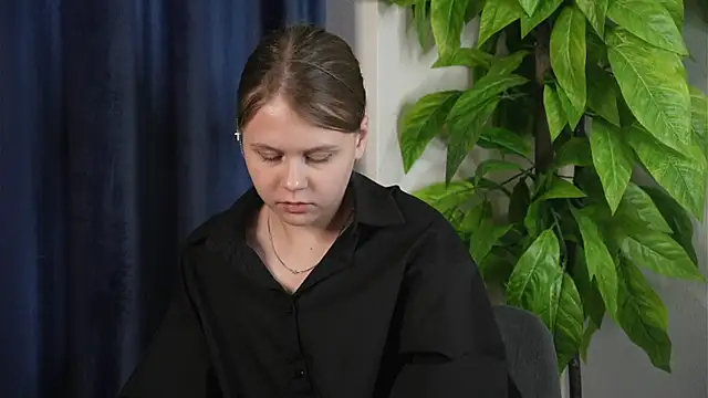 KarleenMcshaw online show from May 11, 2026, 2:45 pm