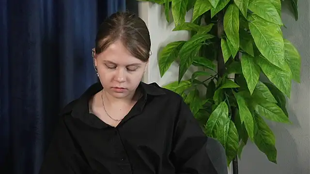 KarleenMcshaw online show from May 11, 2026, 4:04 pm