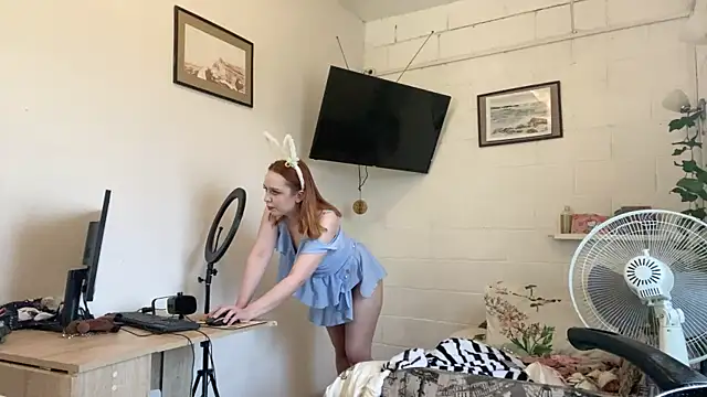 Amber  Fox online show from June 20, 2026, 12:10 pm