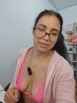 alanahot94 online show from June 7, 2026, 2:00 pm