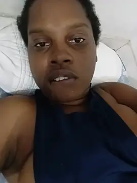 Snapshot of momspretty chatting on May 18, 2026, 12:33 am momspretty online show from May 18, 2026, 12:33 am