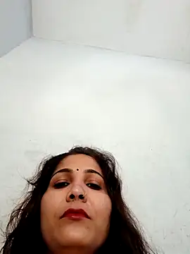 Reena2222 online show from May 11, 2026, 4:36 am