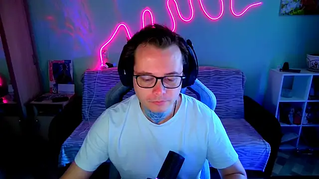 MeLanXolik online show from June 9, 2026, 8:26 am