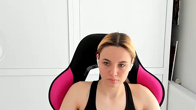 Snapshot of Emma_starrs_ chatting on June 3, 2026, 9:54 am Emma starrs online show from June 3, 2026, 9:54 am