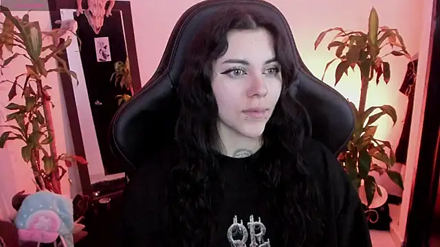 Snapshot of MissCharlottte_18 chatting on June 12, 2026, 4:43 am MissCharlottte 18 online show from June 12, 2026, 4:43 am