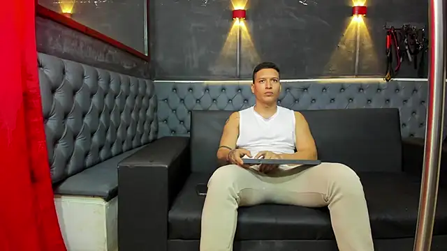 Snapshot of lucassimone_ chatting on June 1, 2026, 1:33 pm lucassimone online show from June 1, 2026, 1:33 pm