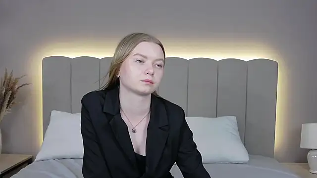 MadlenMelo online show from May 18, 2026, 10:09 am