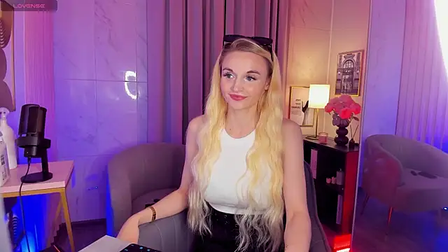 Mila  Lux online show from May 25, 2026, 8:29 pm