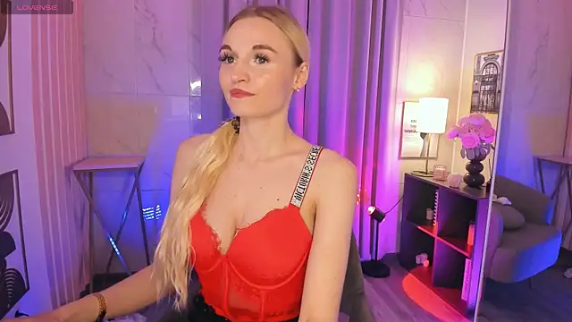 Mila  Lux online show from May 28, 2026, 8:48 pm