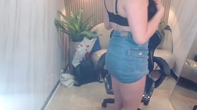Snapshot of Violett_tf chatting on June 1, 2026, 8:52 pm Violett tf online show from June 1, 2026, 8:52 pm