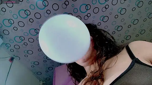 Nadine Nassib online show from June 1, 2026, 1:33 pm