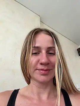 Snapshot of AnnaMist_ chatting on July 20, 2026, 10:39 am AnnaMist online show from July 20, 2026, 10:39 am