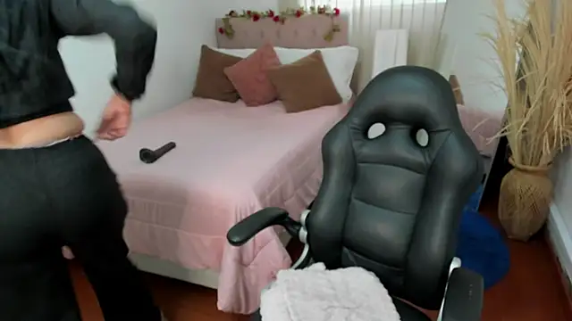 Snapshot of Charlotte_pleasure chatting on May 18, 2026, 11:26 am Charlotte pleasure online show from May 18, 2026, 11:26 am