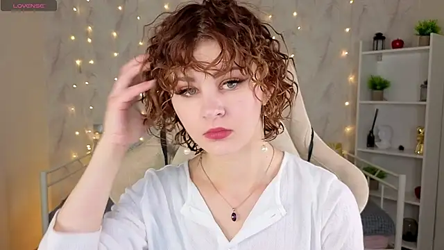 Snapshot of Kira__Fluffy chatting on July 4, 2026, 12:06 am Kira Fluffy online show from July 4, 2026, 12:06 am