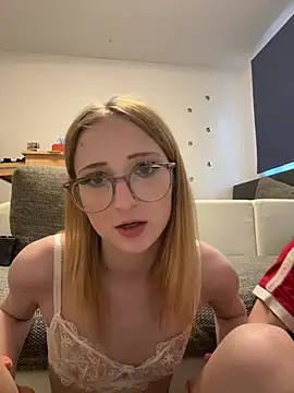 Snapshot of LauraundSteve_ chatting on May 31, 2026, 6:09 pm LauraundSteve online show from May 31, 2026, 6:09 pm