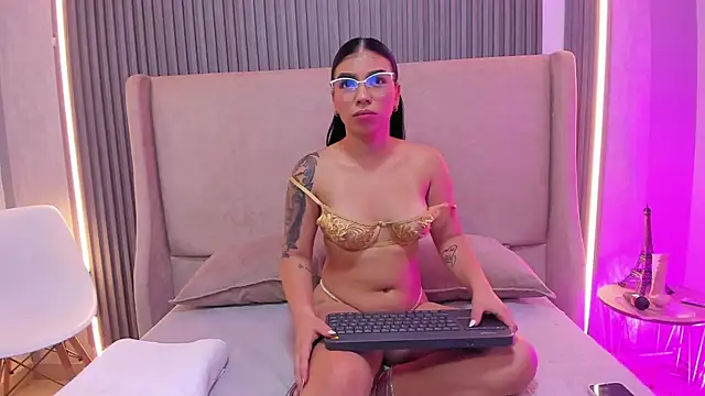 MaiaLopez online show from June 6, 2026, 8:03 pm