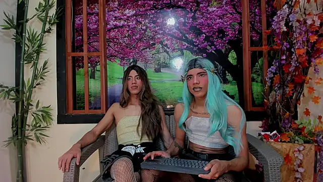 Snapshot of Elena_and_Julian chatting on July 4, 2026, 7:18 pm Elena and Julian online show from July 4, 2026, 7:18 pm